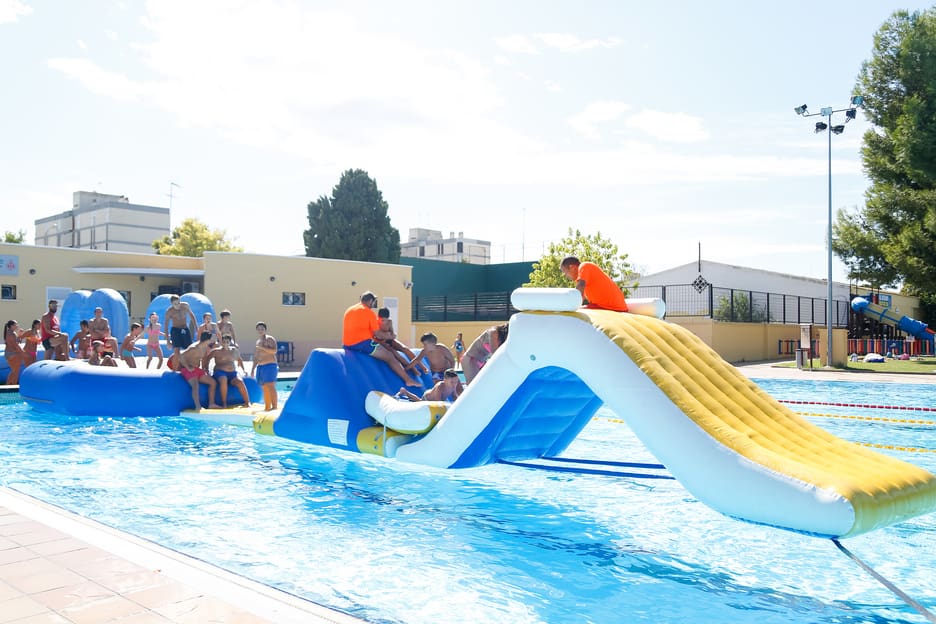 Piscina parque del oeste diurna/ Aquaval