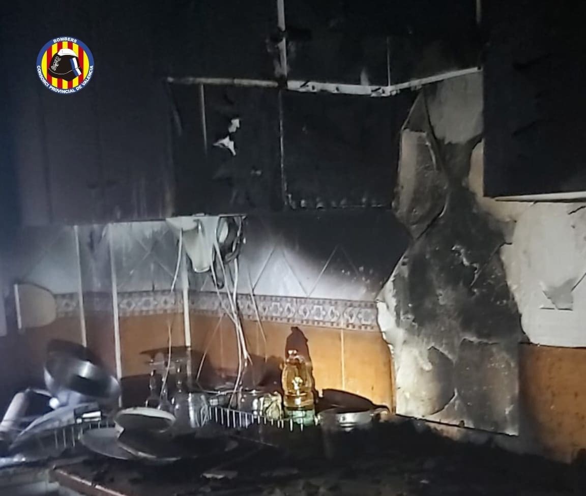 Una mujer afectada por inhalación de humo en el incendio de una ...