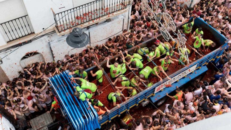 La Tomatina de Buñol sacará a la venta 30 entradas VIP por 500 euros para subir a los camiones
