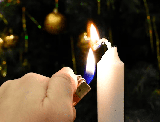 Persona encendiendo una vela