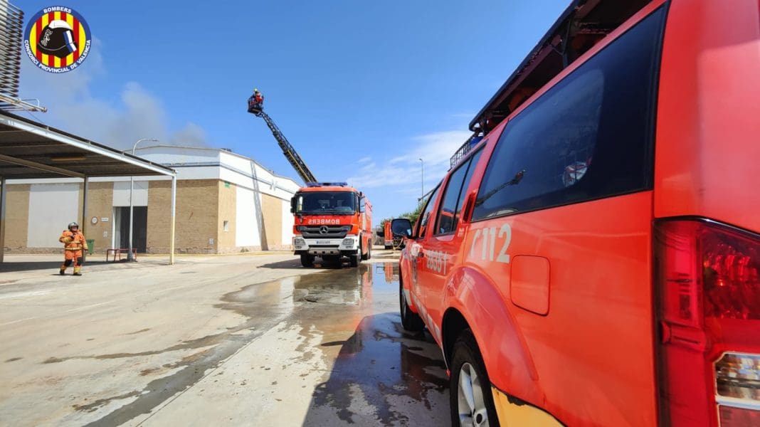 Bomberos interviniendo en el incendio/ CPBV