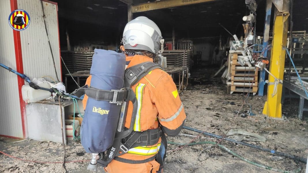 Bomberos en uno de los momentos del incendio industrial de Albal/ CPBV