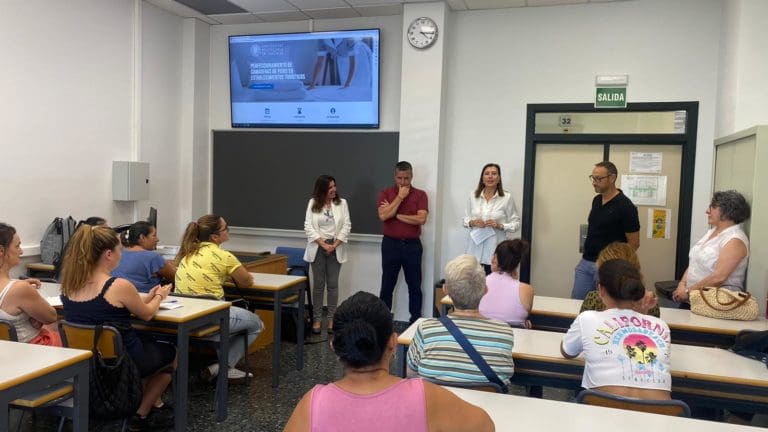 Impulsan la formación universitaria y la cualificación profesional para el personal de pisos en alojamientos turísticos