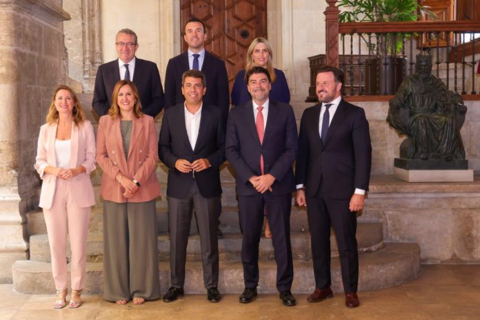 Presidentes de les tres diputaciones provinciales y los alcaldes y alcaldesas de València, Castelló, Alacant y Elx/ GVA