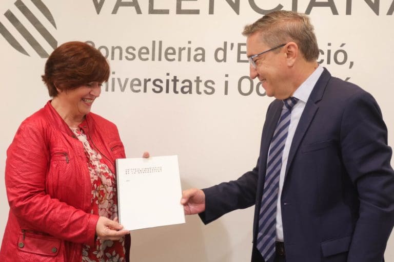 Educación entrega a la AVL los nuevos criterios del valenciano que usará la administración