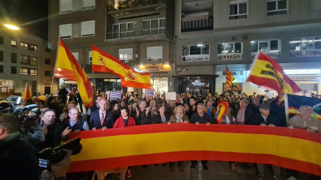 Manifestantes contra la amnistía en la sede del PSPV
