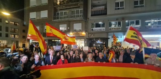 Manifestantes contra la amnistía en la sede del PSPV