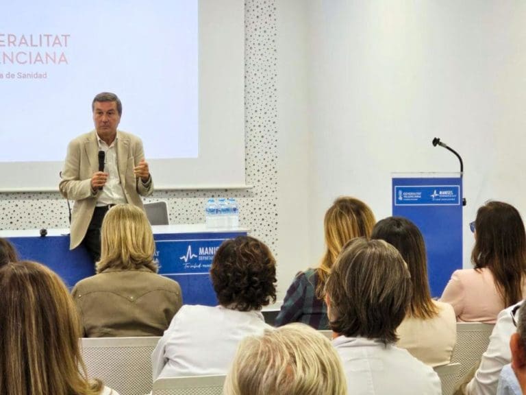 Sanidad creará un grupo de trabajo ‘para garantizar la calidad asistencial en el Hospital de Manises’