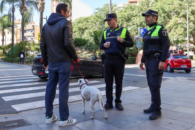 Torrent lanza una campaña para que los dueños de mascotas mantengan limpias las calles