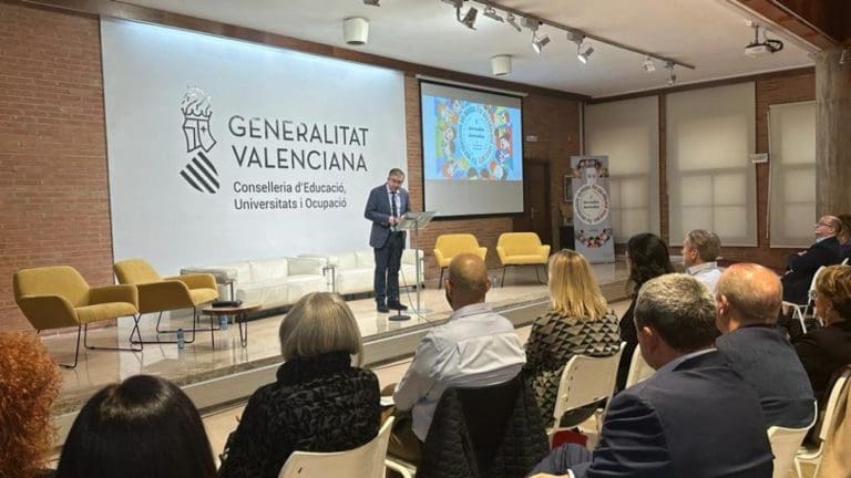 Educación revisará el protocolo de acoso escolar y el uso de móviles en los colegios e institutos valencianos