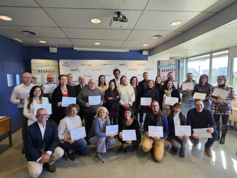 La Generalitat se compromete en la lucha contra el intrusismo en las viviendas turísticas