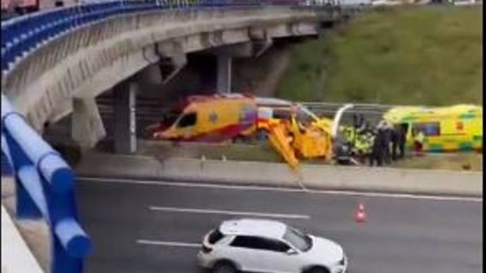 Helicóptero caído sobre la M-40 de Madrid