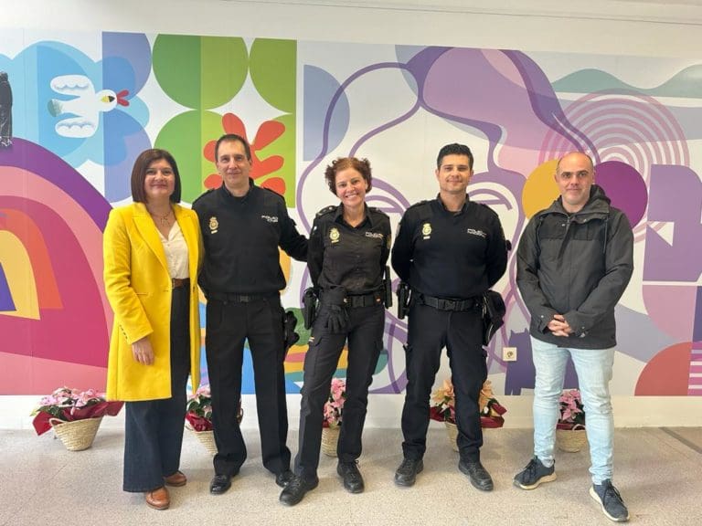 Forman a las mujeres de Torrent en prevención de delitos digitales