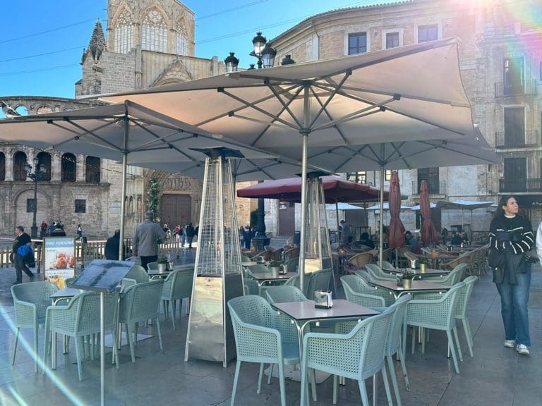 Asociaciones vecinales exigen al Ayuntamiento que actúe ante el aumento de las terrazas