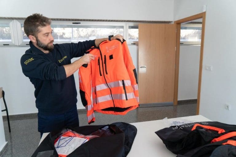 Los Bomberos Forestales de la Generalitat reciben los EPIS de meteorología adversa