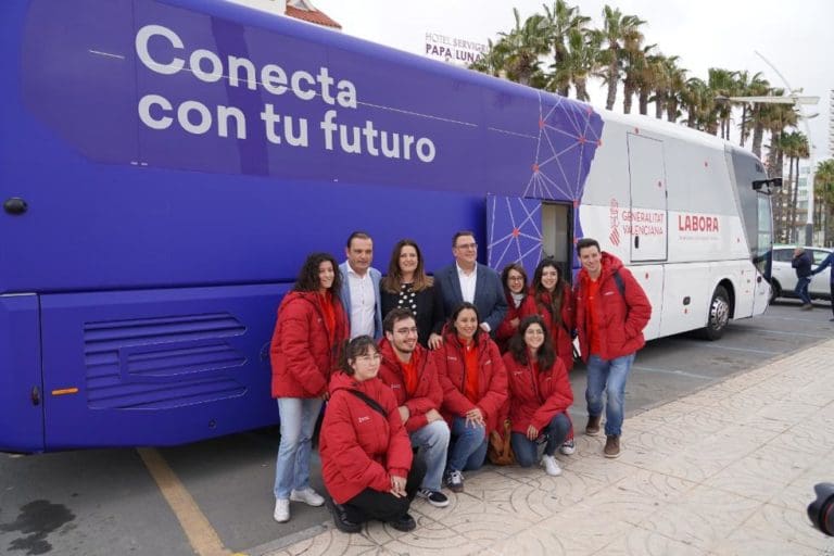 Dos autobuses de Labora recorrerán las localidades de la Comunitat sin oficina para ofrecer asesoramiento en empleo