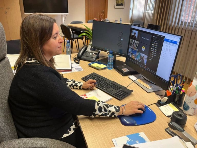 Educación recuerda al Ministerio que la Comunitat Valenciana ‘lleva tiempo trabajando para regular el uso de los móviles en las aulas’