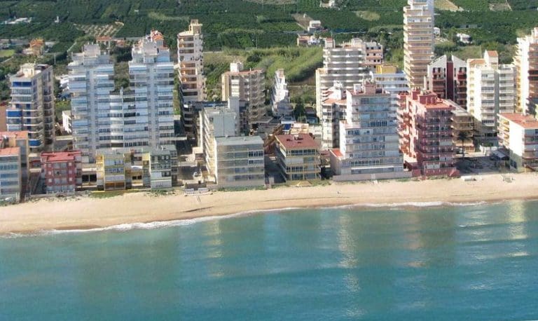 La Generalitat defenderá a los vecinos ante los deslindes que prepara el Ministerio en la costa de Tavernes de Valldigna