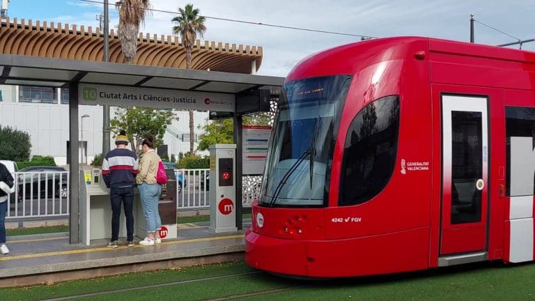 La Generalitat congela en 2024 las tarifas de los servicios de transporte público autonómico