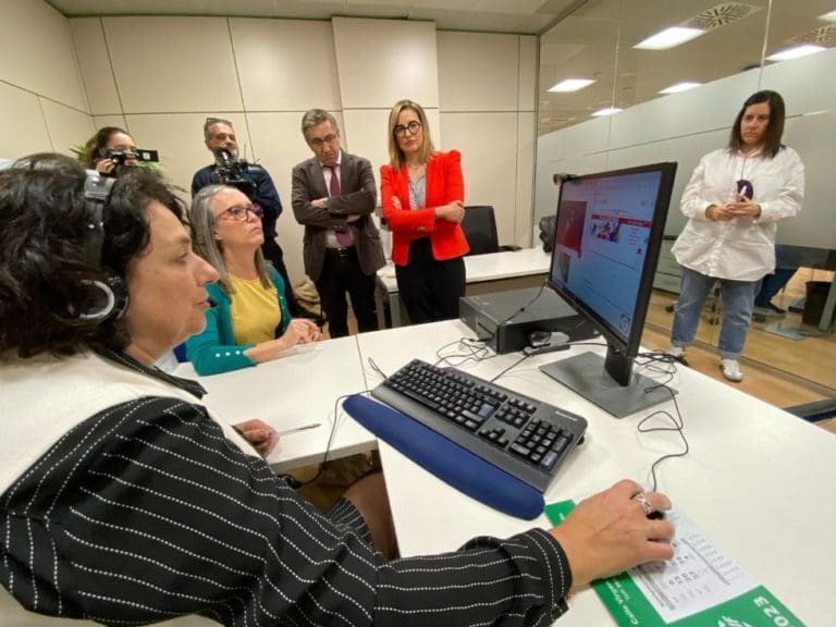 Labora pone en marcha el servicio de vídeo-interpretación de la lengua de signos para atender a personas sordas o con discapacidad auditiva
