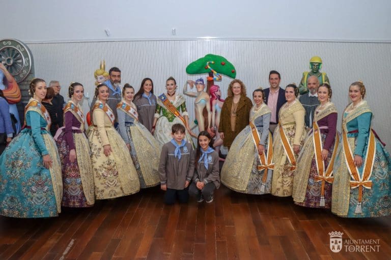 Torrent indulta los ninots de las comisiones de Antoni Pardo y Cronista