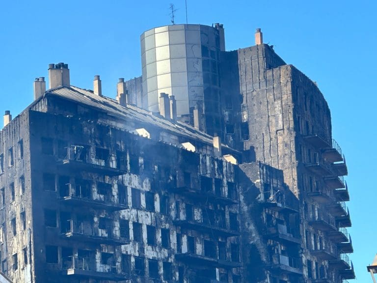 La Generalitat impulsa un código de conducta bancario para ayudar a las personas afectadas por el incendio de Campanar