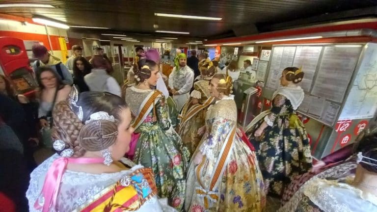 Metrovalencia inicia el fin de semana el servicio ininterrumpido de 120 horas de metro y tranvía para Fallas desde la plantà hasta la cremà