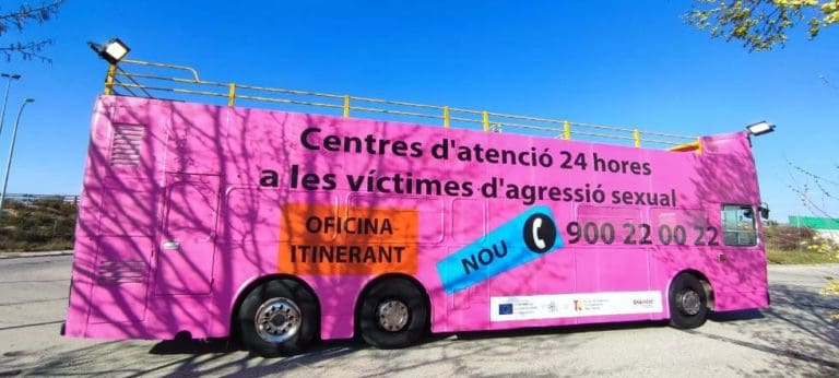 Igualdad instala un autobús para prevenir, informar y atender a posibles víctimas de agresiones sexuales durante las Fallas