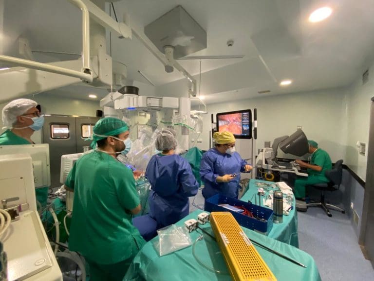 El Hospital Clínico de València realiza más de 100 intervenciones con un equipo de cirugía robótica