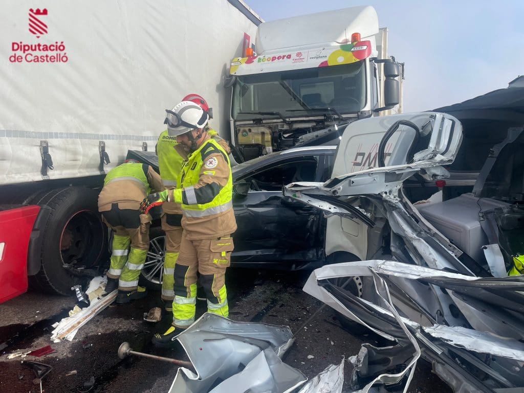 Un fallecido y cinco heridos en un accidente múltiple de 40 vehículos ...