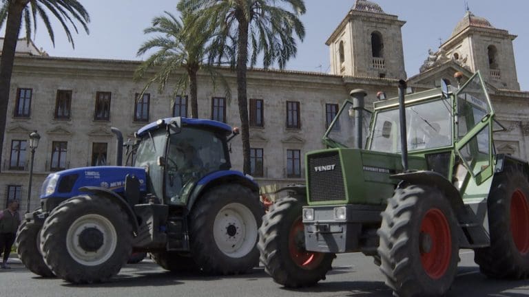 Una nueva tractorada reclama ‘que la Agenda 2030 se adapte a la realidad de la huerta de Valencia’