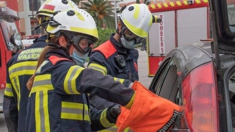 Controlado un incendio en unas chabolas del Grau de València que obliga a confinar un colegio