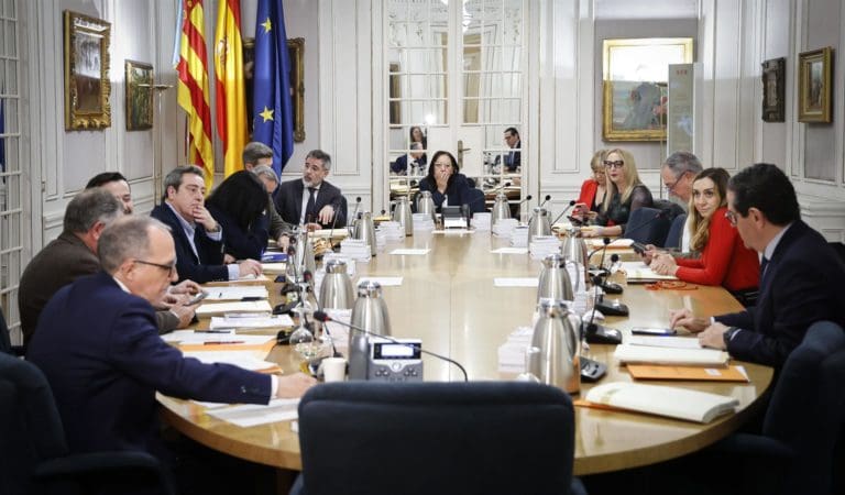 La oposición critica que las cinco leyes no pasen por el CJC y el PP les insta a enmendarlas y ‘dejar de protestar’