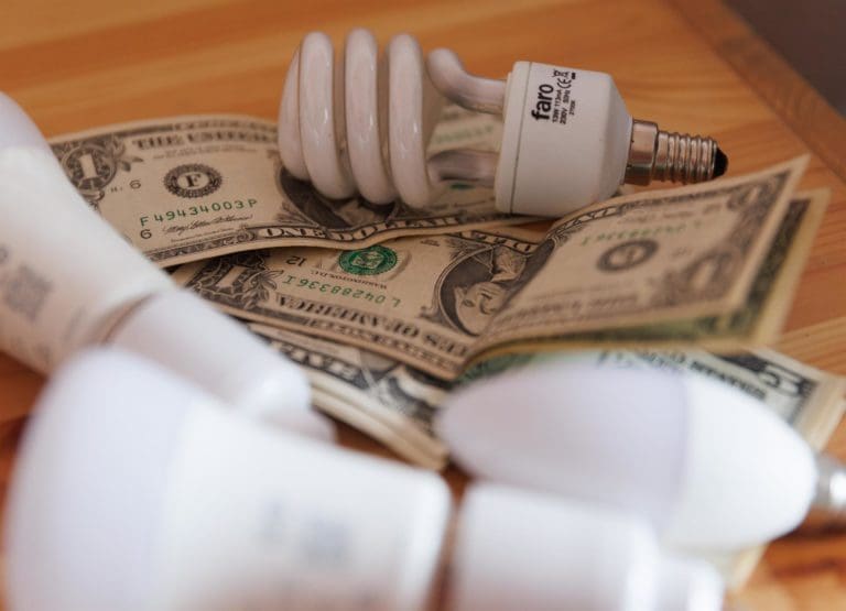 La luz se desploma este miércoles hasta los 0,76 euros/MWh y sumará 19 horas cerca de los 0 euros