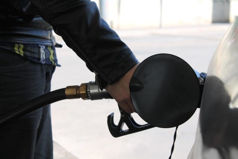 La gasolina toca máximos en plena Semana Santa, aunque llenar el depósito será más barato que en 2023