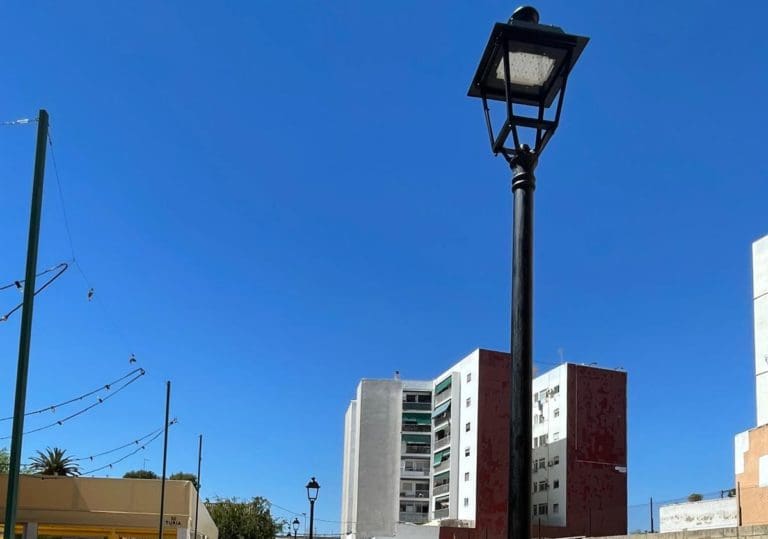 València mejora las fachadas de un colegio y renueva alumbrado público en el barrio de San Isidro