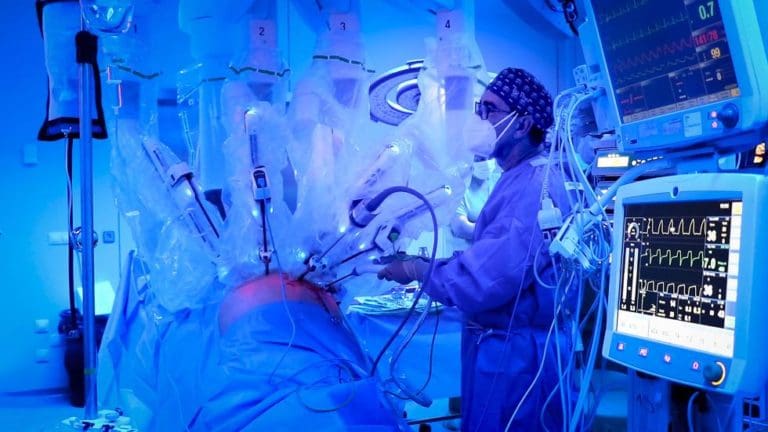La Fe realiza la primera extracción de riñón de donante vivo mediante cirugía robótica para trasplante renal