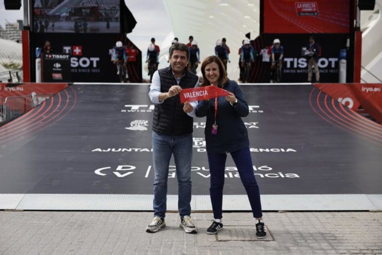 Carlos Mazón ha asistido a la primera etapa de La Vuelta Femenina 24