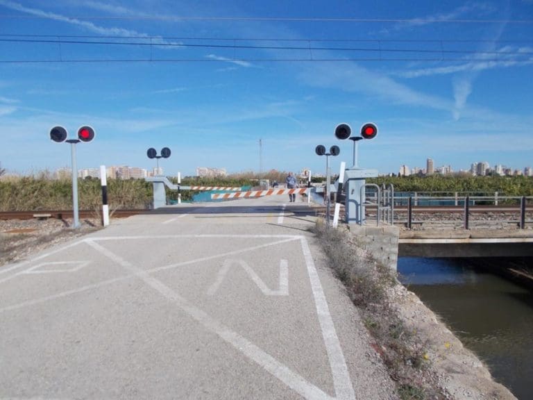 Adif eliminará un paso a nivel en Tavernes de la Valldigna con una inversión de 2,4 millones