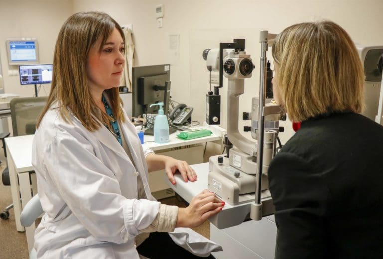 Hospitales valencianos incorporan un nuevo tratamiento contra una infección ocular asociada al mal uso de las lentillas