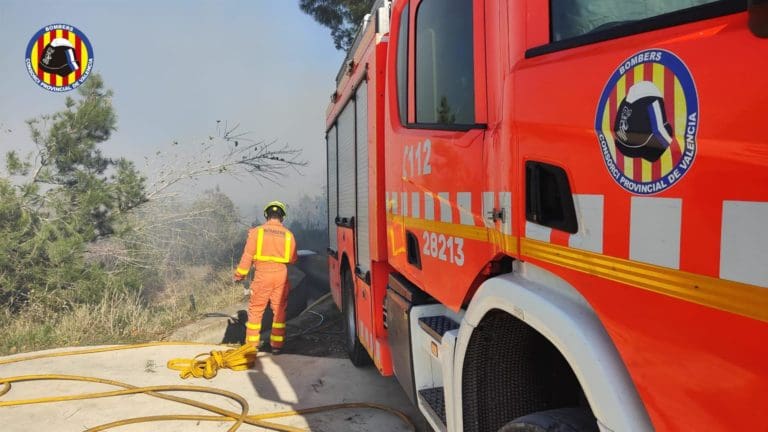 Desalojan un albergue tras declararse un incendio en la montaña Mallada de Corbera