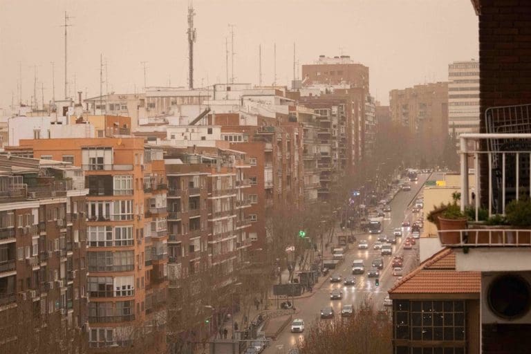 Este lunes estará marcado por la calima, intervalos nubosos y máximas que pueden alcanzar hasta los 29ºC en València