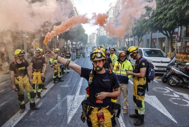 Bomberos forestales se manifiestan en València por sus derechos laborales, contra los recortes y amenazan con huelga