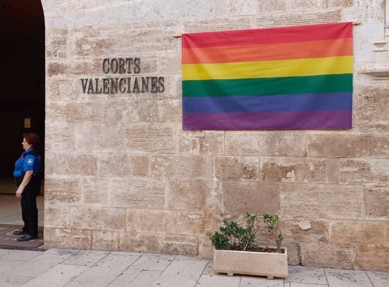 Vox se opondrá a la propuesta del PP para colgar la bandera LGTBI en la fachada de Les Corts por el Orgullo