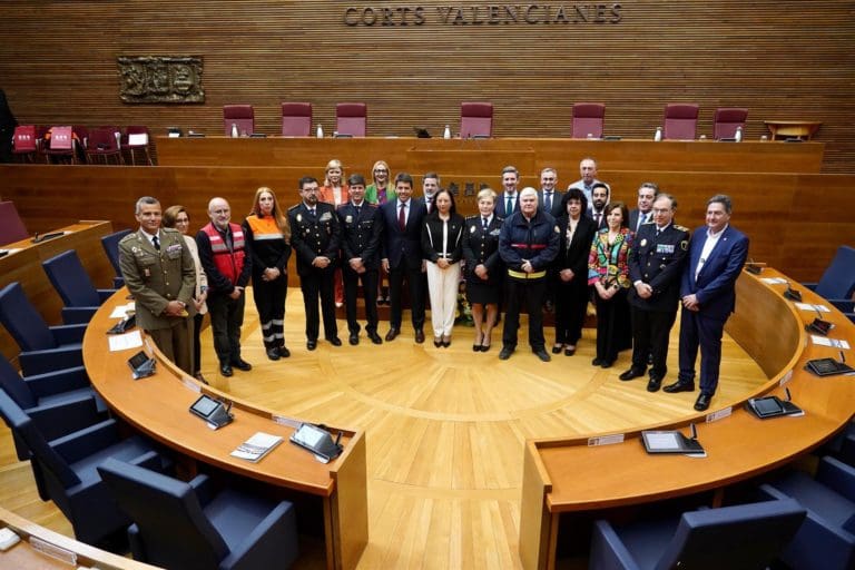 Efectivos de Campanar reciben la alta distinción de Les Corts: ‘Las víctimas están en un lugar especial de nuestra alma’