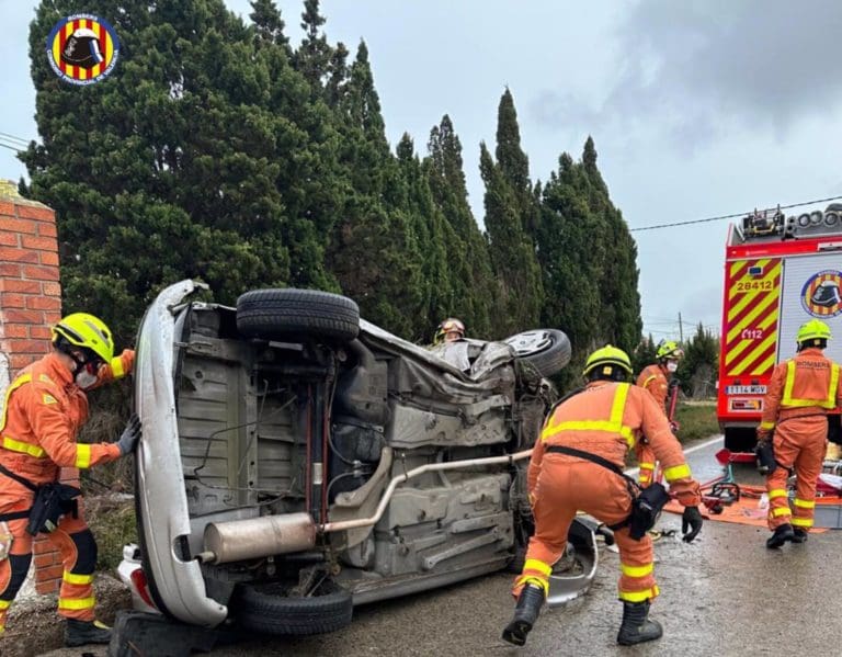Herida una mujer en un accidente en la CV-603 en Cullera al chocar su coche contra un muro