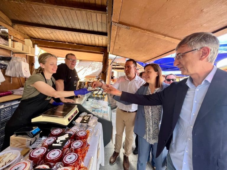 La secretaria autonómica de Turismo reivindica la gastronomía local como un atractivo turístico que «refuerza la esencia y los valores del destino»