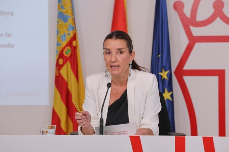 El Consell colabora con los colegios de farmacia en gestionar las ayudas para comprar tratamientos