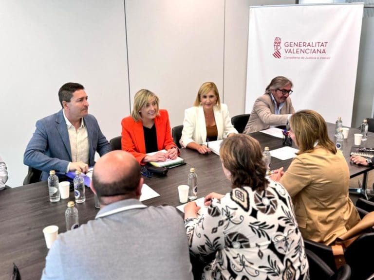 Generalitat y sector pirotécnico pactan crear una comisión para abordar las necesidades y retos conjuntos