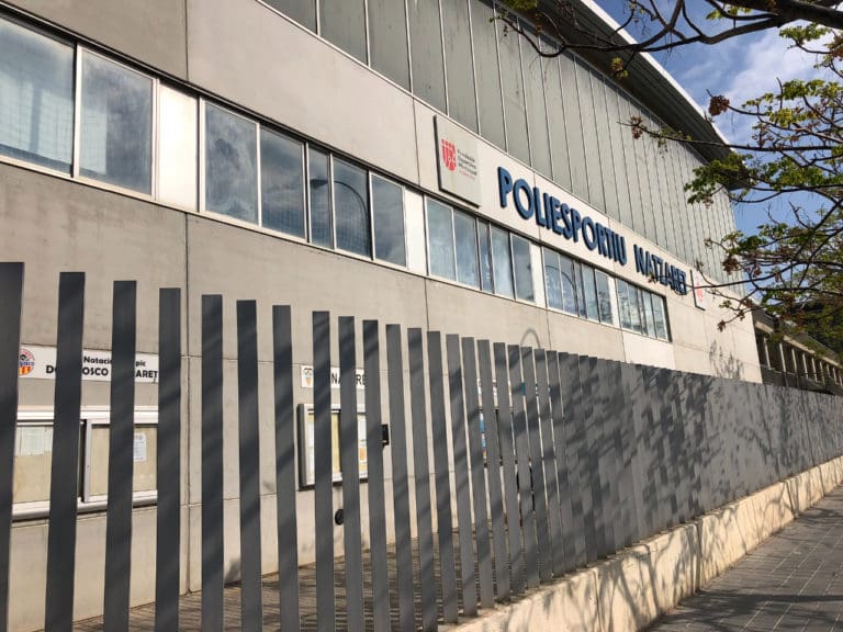 Iniciado un plan de choque contra la suciedad de las palomas en los frontones del polideportivo de Nazaret